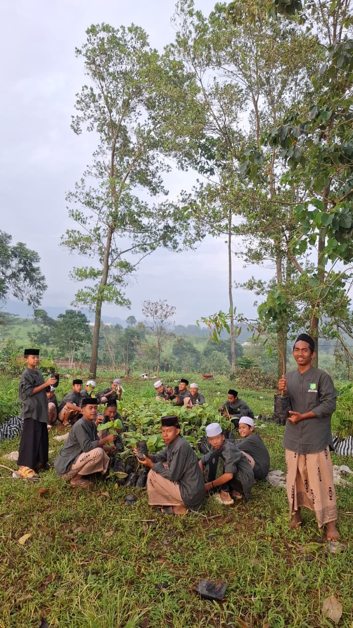 Santri Pondok Ummul Qur'an Jonggol Gelar Kegiatan Penanaman Bibit Pohon