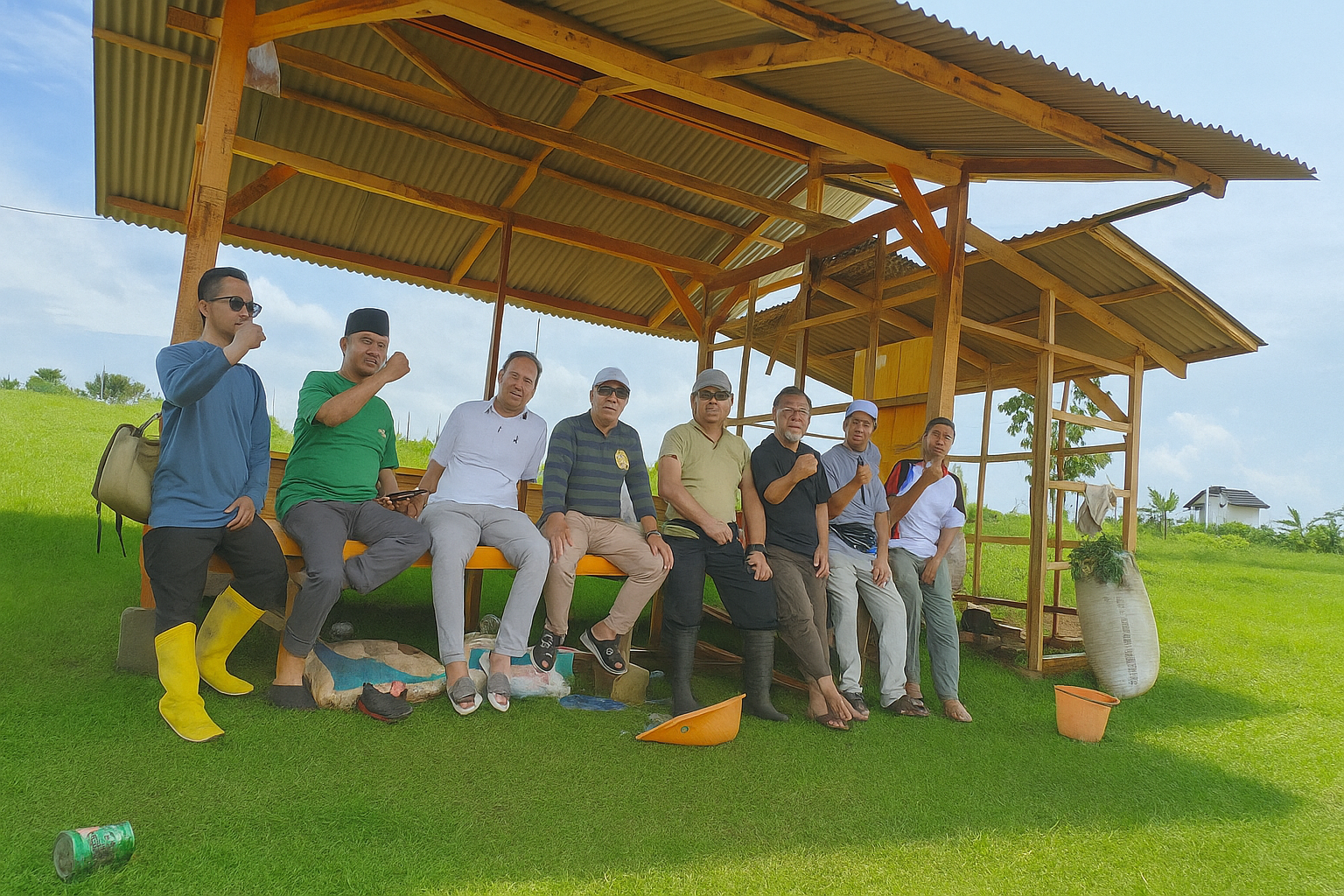 Semangat Pengurus di Lahan Hijau